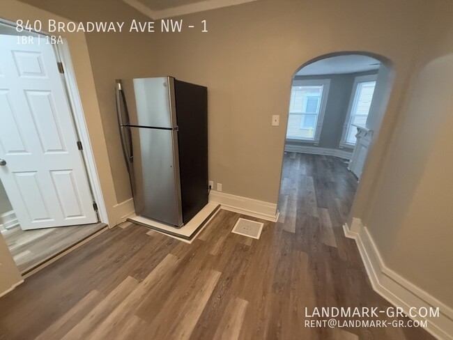 Building Photo - Updated 1 Bed, 1 Bath – Move-In Ready!