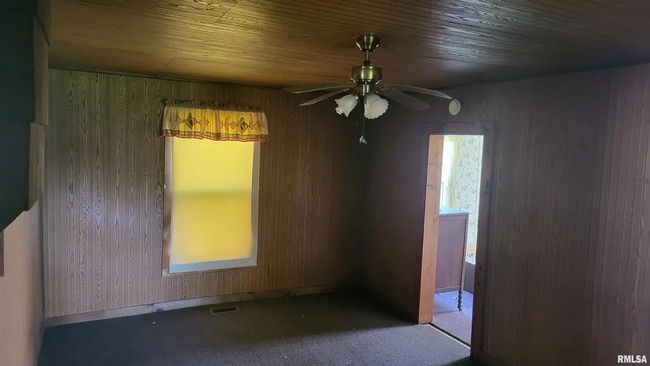 Building Photo - RICHVIEW, IL - Wood Sided Bungalow with garden shed, new roof and minutes to I-64  - $499 MONTH /...