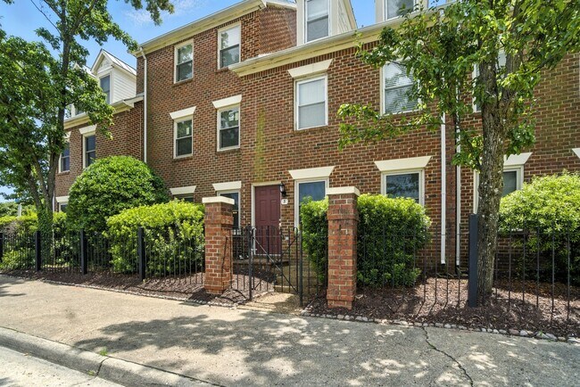 Foto del edificio - Updated Brick Condo in the Heart of Downto...