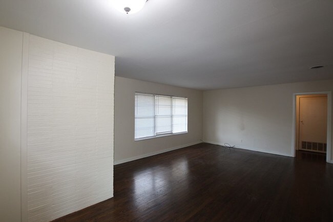 Building Photo - 3325 Paluxy Dr