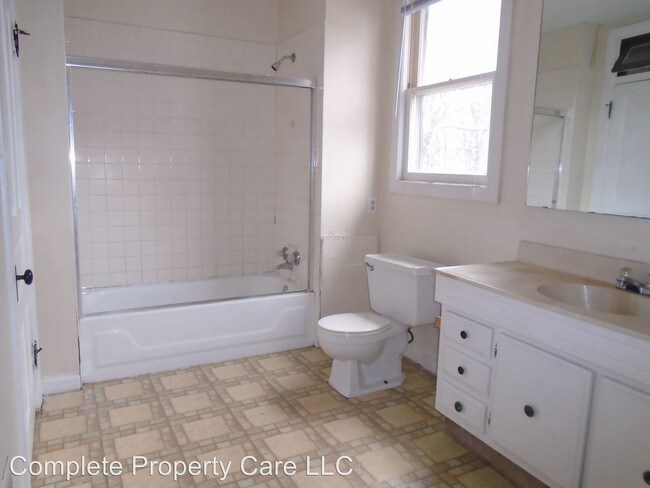 Building Photo - 643 N Elm St