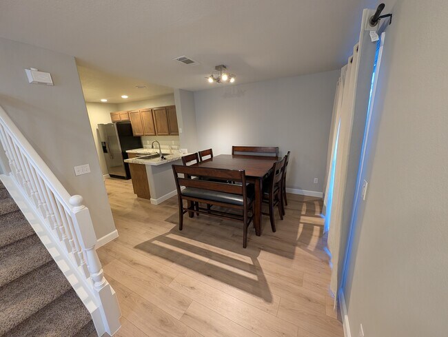 Comedor - 813 Radiant Star St