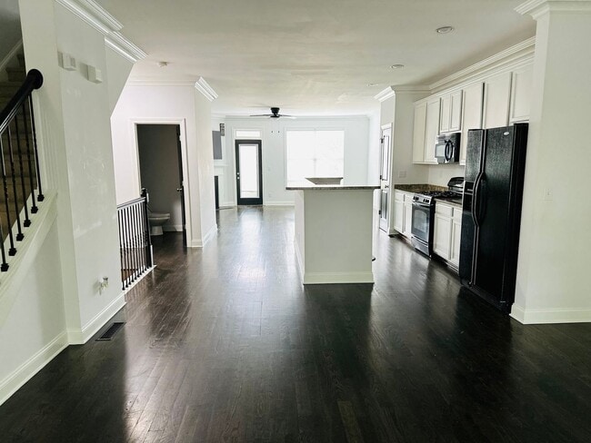 Building Photo - Beautiful 3 Bedroom 3 & 1/2 Bath Townhome