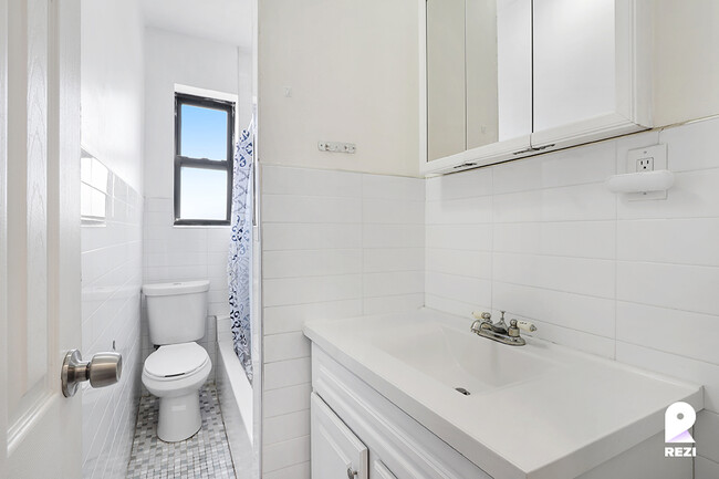 Foto del edificio - 392 E 4th St