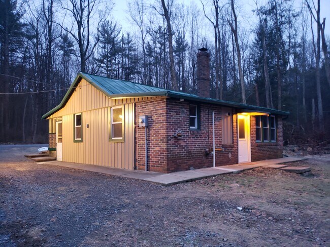 Building Photo - 43 Pine Swamp Rd