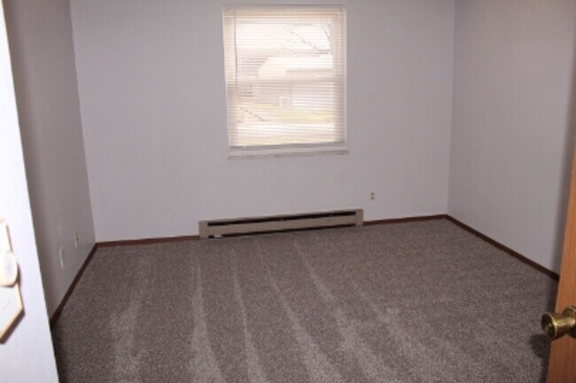 Building Photo - 520 N Oak St