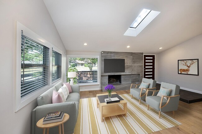 Building Photo - Mid-century North Branch home minutes from...