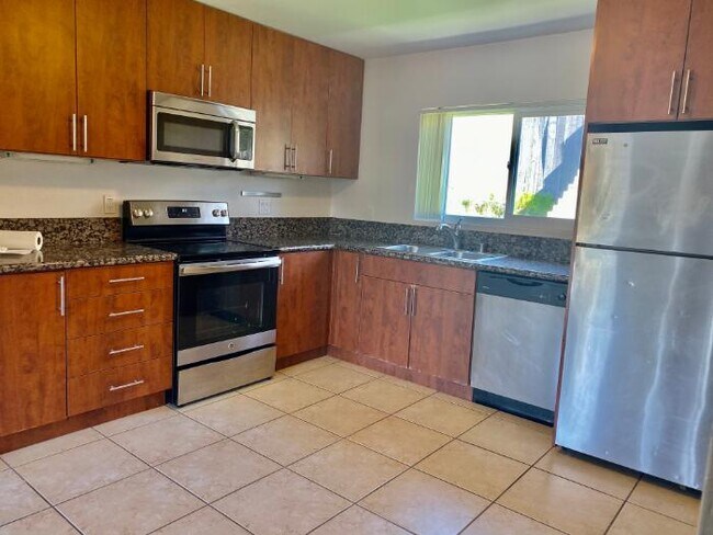 Cocina con electrodomésticos de acero inoxidable. - 5040 A St #10