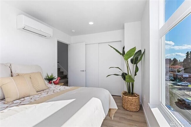 Foto del edificio - 5712 Roosevelt Way NE