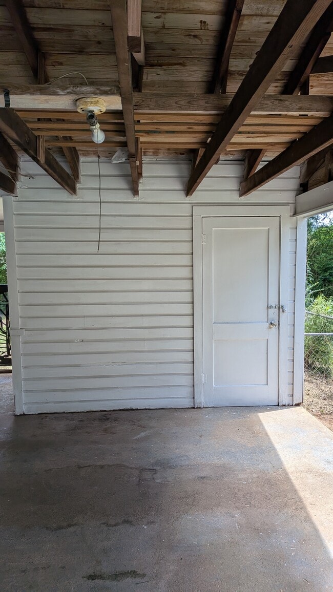 Building Photo - 711 Hillview St