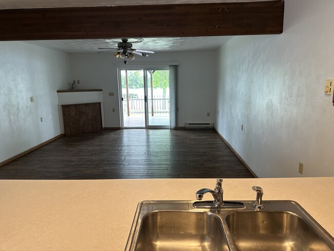 Building Photo - 1016 Lakeshore Dr