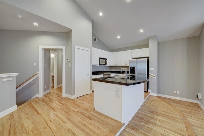 Foto del edificio - 9805 Riddlelink Ln