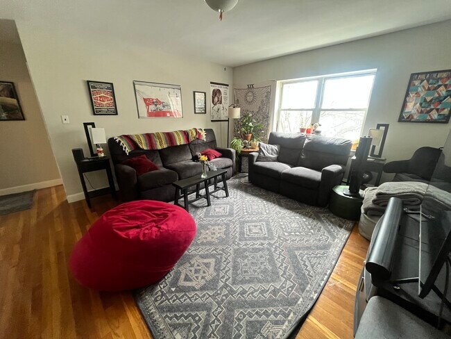 Foto del edificio - 7 Lakeville Rd