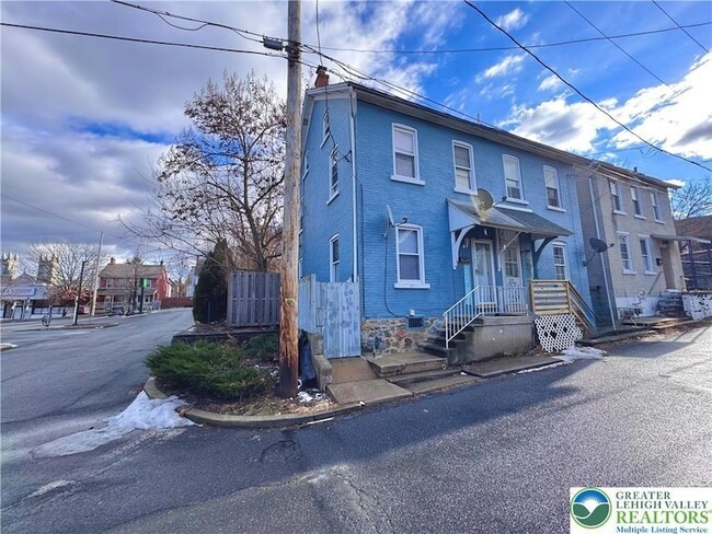 Building Photo - 527 Bradley St