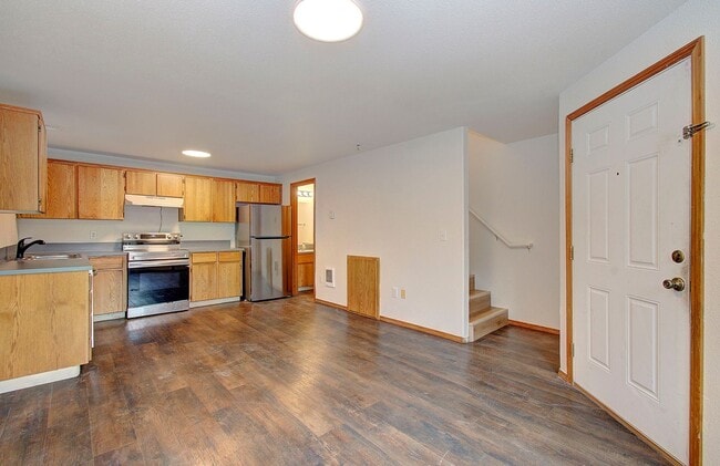 Building Photo - Spacious 3bd 2.5ba Unit in 4Plex - Avail. Now!