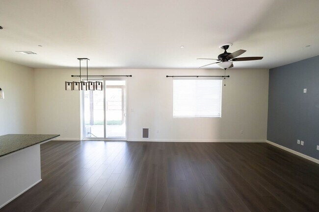 Foto del edificio - Lovely 3 bedroom home for rent in Hanford CA