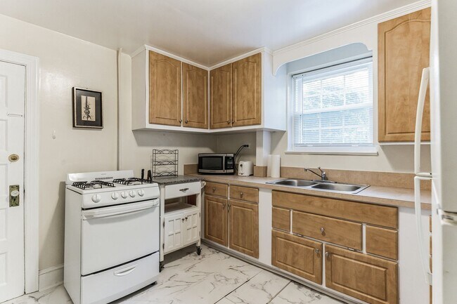 Building Photo - Charming fully furnished 1 bd/1bth lower-l...