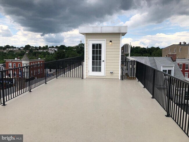Building Photo - 256 Bridge St