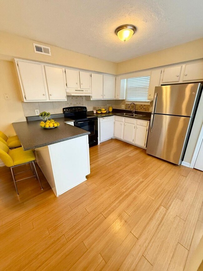 Foto del edificio - 3 Bed 2 Bath with Amenities in Hermitage for $1675/mo!