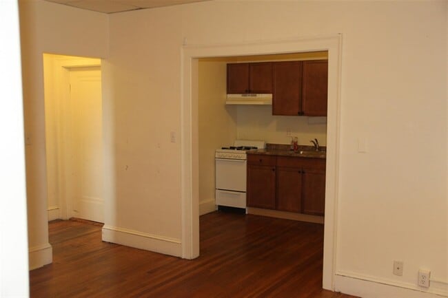 Building Photo - 32 College Ave