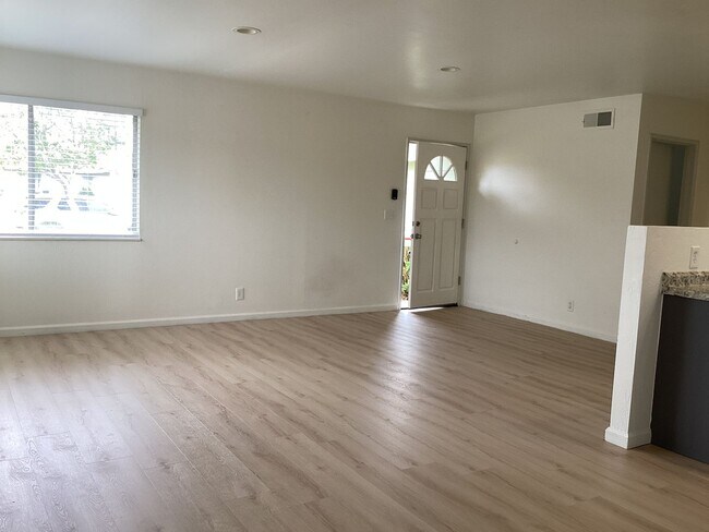 Foto del edificio - Single Story Updated Pet Friendly Home