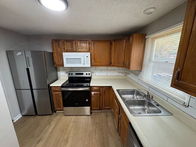 Foto del edificio - Charming 3-Bedroom, 1.5-Bath Home for Rent in Woodbury, NJ