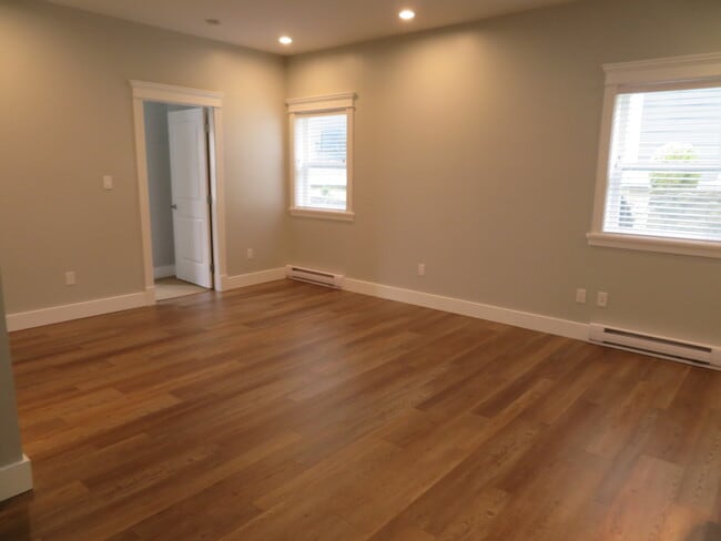 Building Photo - 1005 Arngask Ave