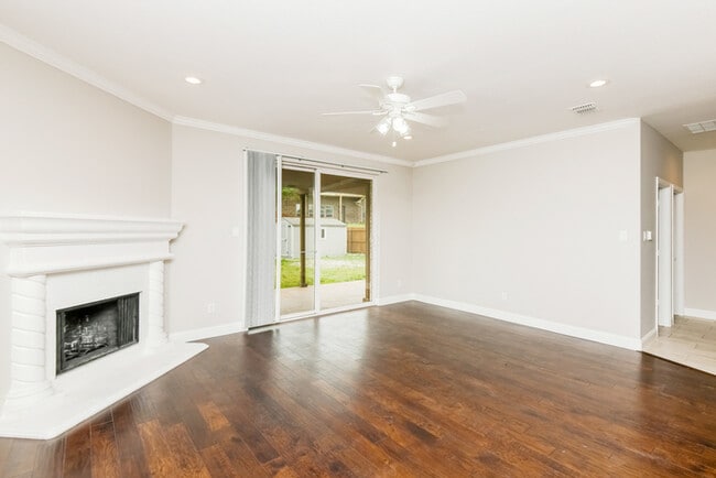Foto del edificio - 1658 Stetson Dr