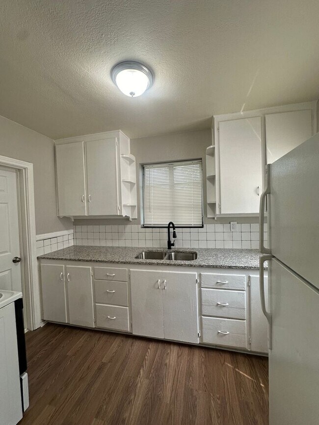 Building Photo - South KC 2-Bedroom Home For Rent *** 1/2 O...