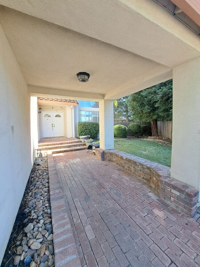 Foto del edificio - Expansive Oasis with a Guest House, Pool, ...
