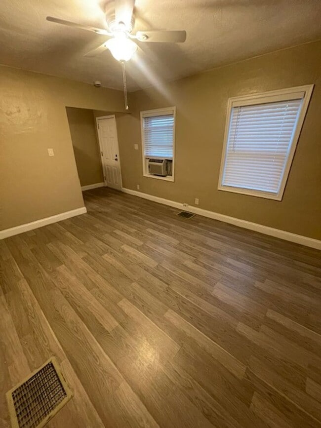Building Photo - COMING SOON! Charming Single-Level Studio ...