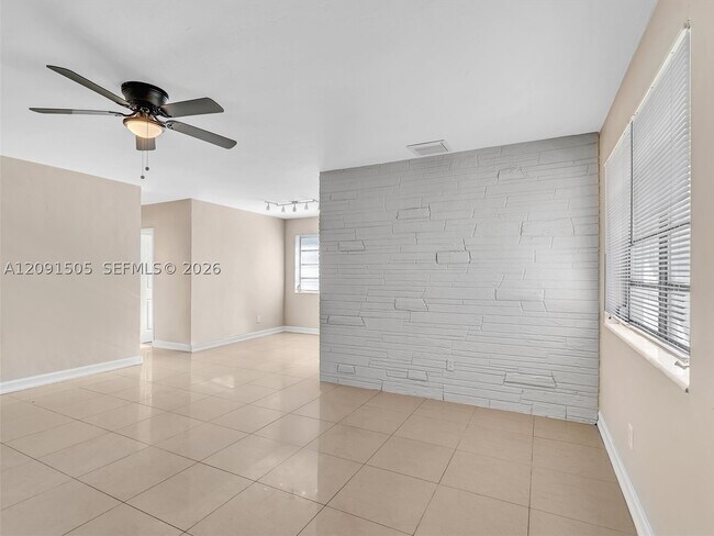 Foto del edificio - 365 NE 171st Terrace