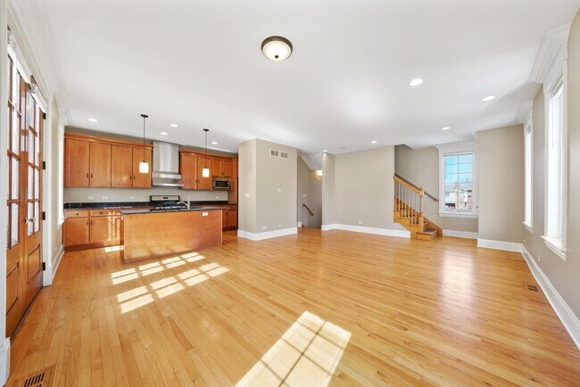 Building Photo - Luxury, 2bd/2.5ba End Unit Townhouse with ...