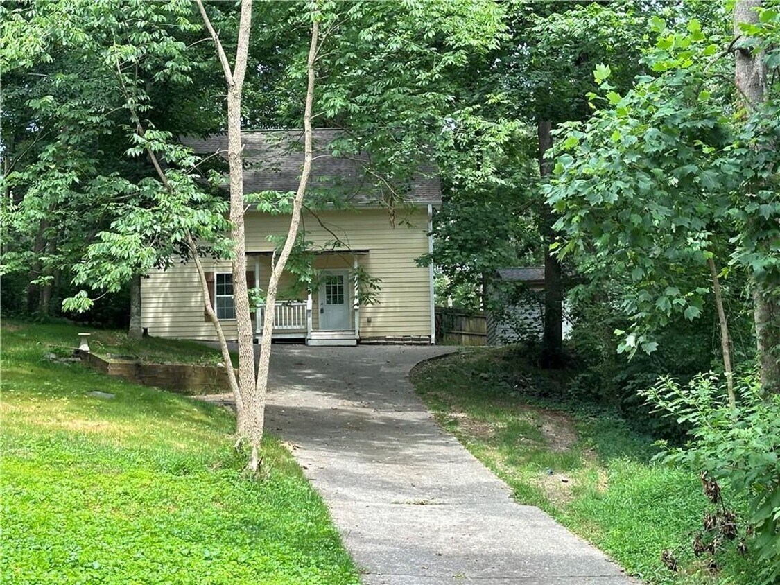 Foto principal - 3 Bedroom single family home in Forsyth Co...