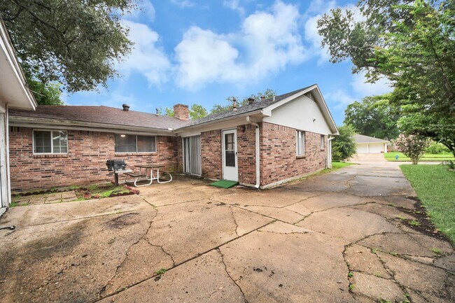 Building Photo - 9126 Willow Meadow Dr