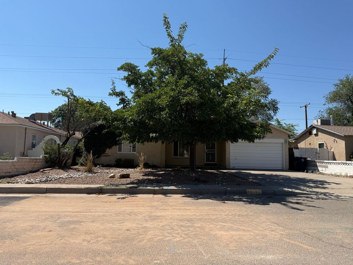 Foto principal - 3 Br, 2 Bath, comes with kitchen appliance...