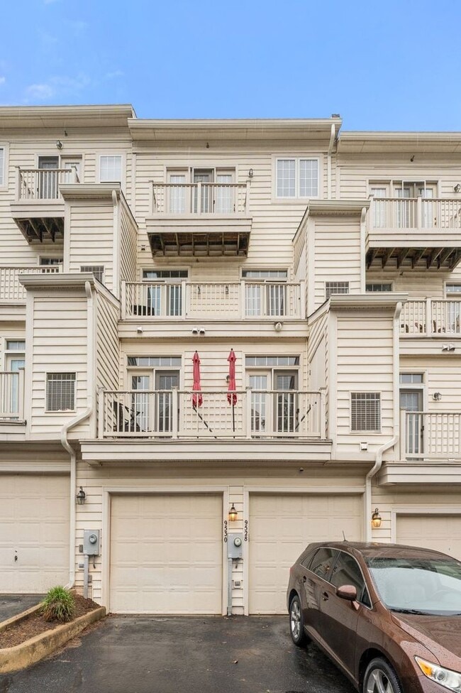 Building Photo - Commuter's Dream! Stylish 3-Bedroom Condo ...
