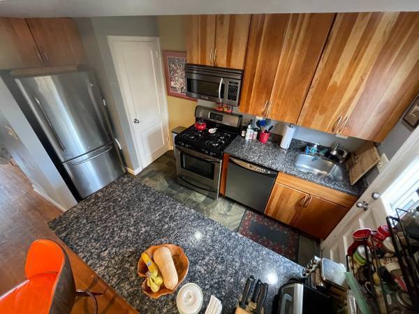 Cocina con encimeras de granito, electrodomésticos de acero inoxidable, triturador de basura y lavadora nueva. - 1723 N Cliff St