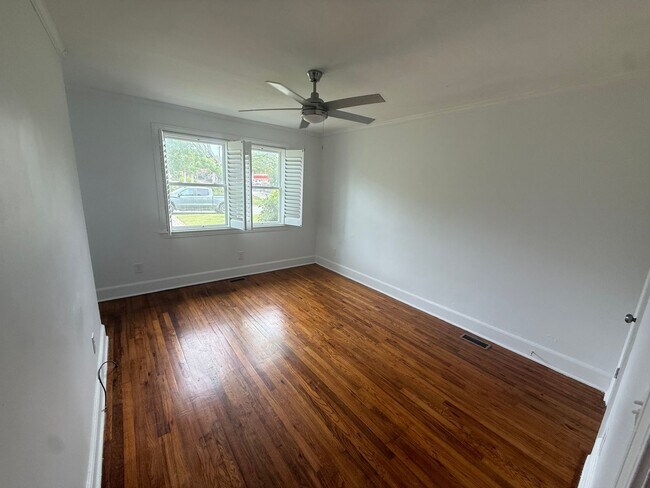 Foto del edificio - Charming All-Brick 2BR Home with Spacious Yard & Prime Columbia Location