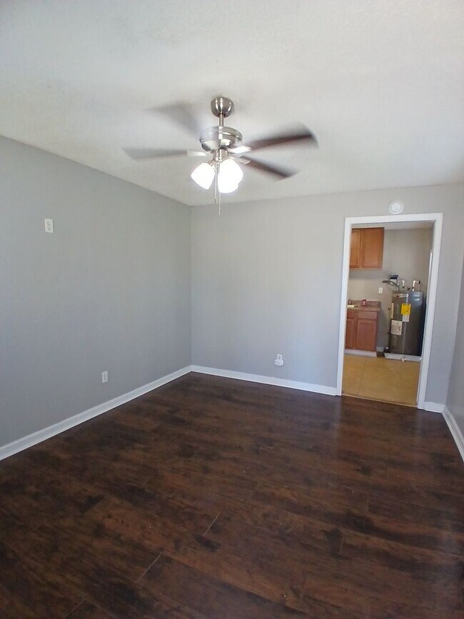 Foto del edificio - Newly Renovated 2 bedroom 1 bathroom - OPEN TO SECTION 8