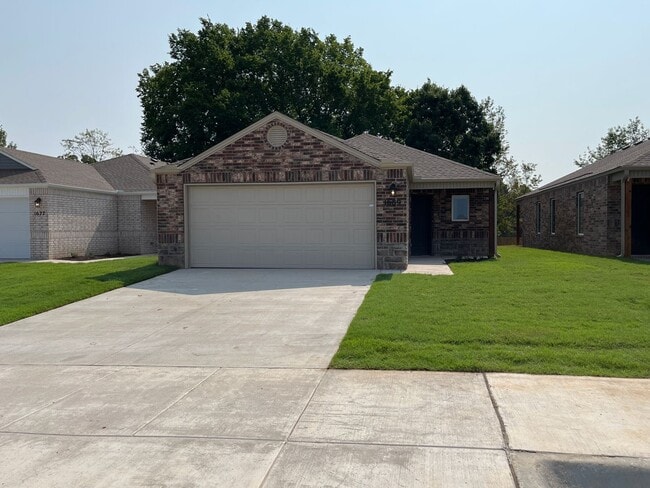 Building Photo - *Pre-leasing* NEWER Four Bedroom | Two Bat...