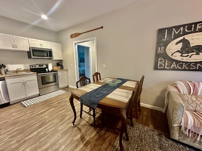 Building Photo - Two Bedroom Apartment in the Heart of Bluffton's Promenade!