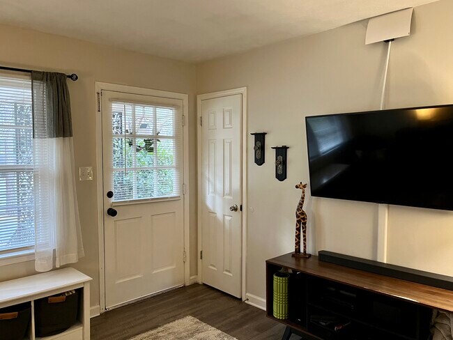 Foto del edificio - 2384 Melody Ln NW