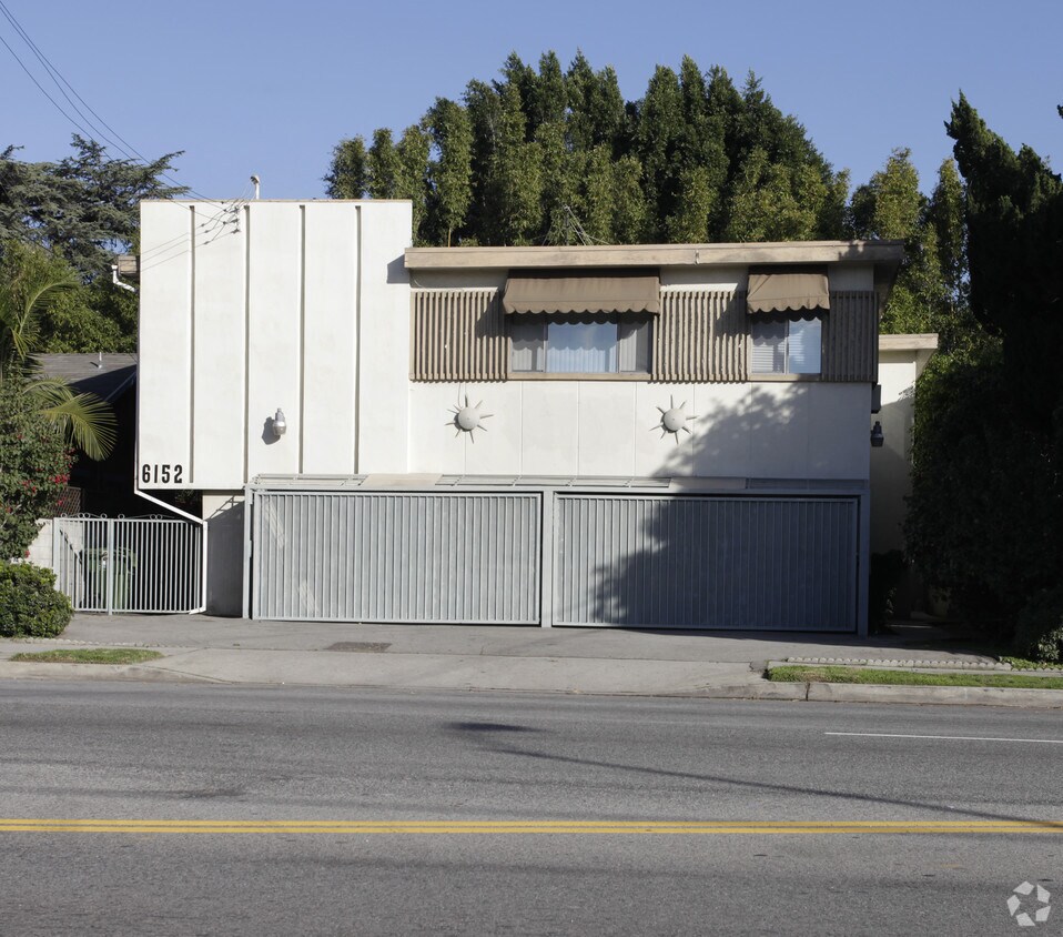 Foto principal - 6152 Woodman Ave