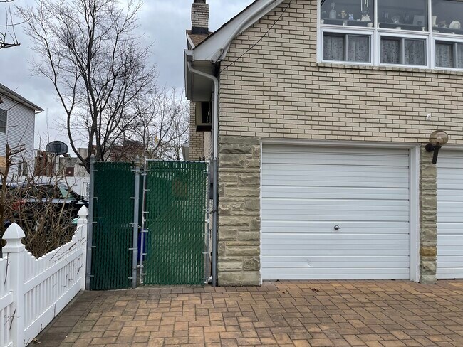 Side Entrance - 15 7th St