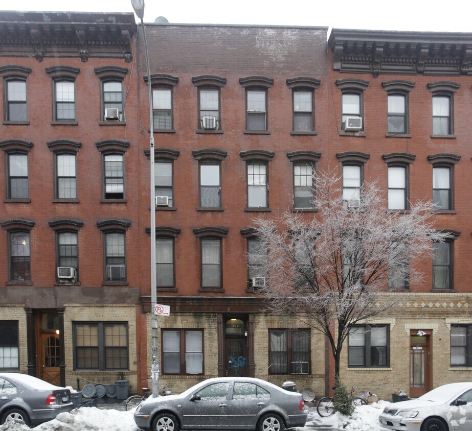 Foto del edificio - 102 Greenpoint Ave