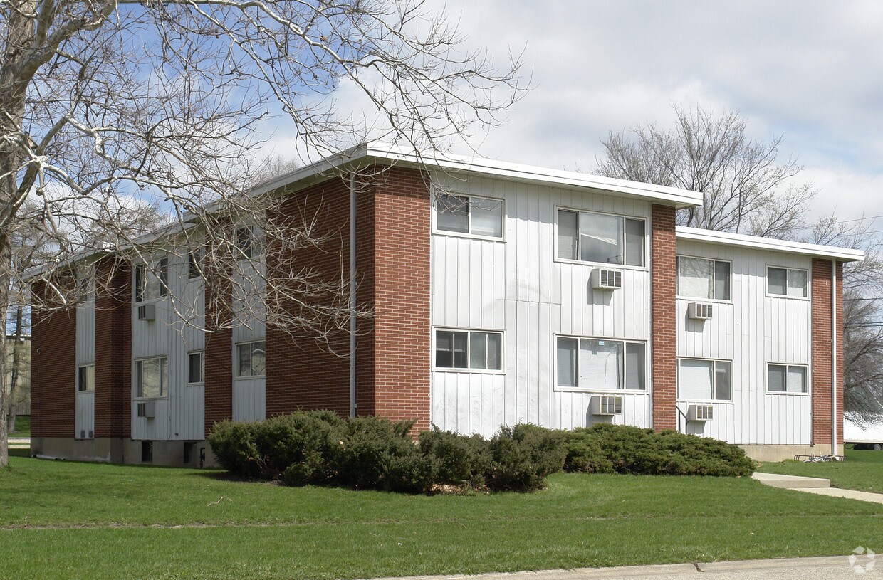 205 W Terra Cotta Ave, Crystal Lake, IL 60014 Apartments in Crystal