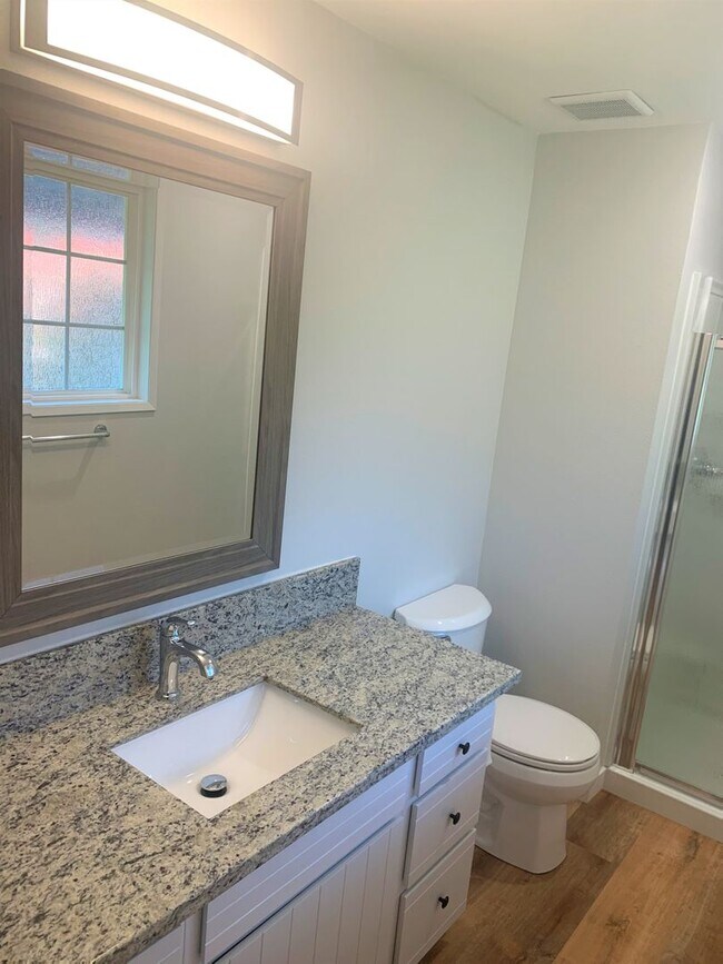 Building Photo - Desirable Cascade Park Location with Many ...