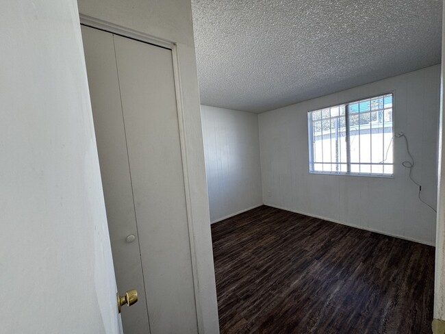 Building Photo - Introducing a charming 2 bedroom, 1 bathro...