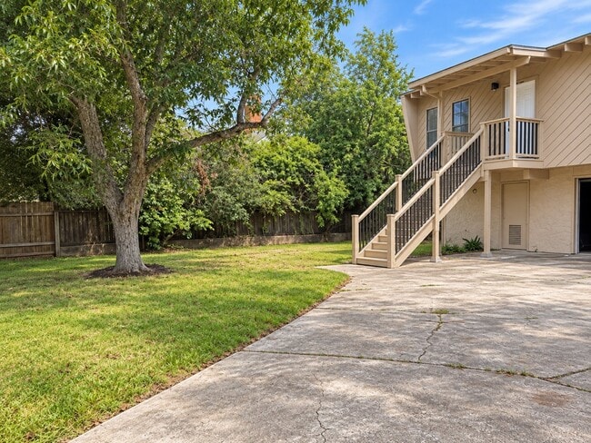 Foto del edificio - 2305 Lazy Lake Dr
